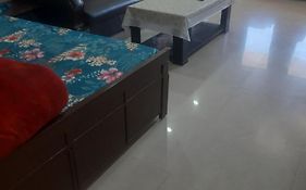 Stay Inn Homestay -Couple & Family Friendly-Premium Studio -Prime Location-Easy Access To Mall Rd-City View-Wifi-Smart Tv Netflix-Kitchen